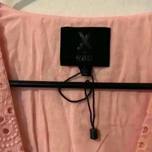 Pink eyelet crop top - Picture 3 of 5